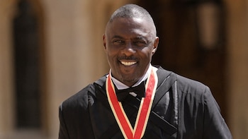 Idris Elba recibió el título de caballero de manos del rey Carlos III