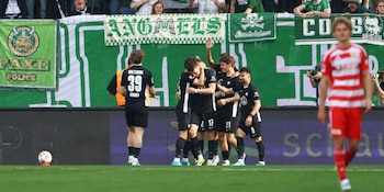 EL debut de Eta fue ante el Wolfsburgo, en un partido que terminó con derrota para el Unión Berlín por 2-1(REUTERS)