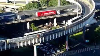 Un micro bloquea la circulación en el empalme de la Autopista 9 de Julio Sur y 25 de Mayo