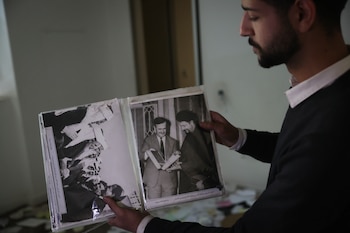 Un hombre muestra viejas fotos