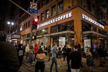 Saquean y destruyen un Starbucks