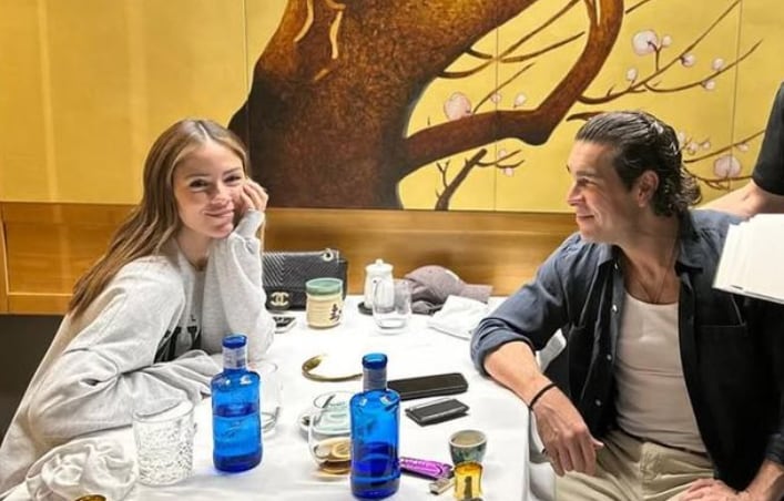Mario Casas y Melyssa Pinto, en un restaurante de Las Palmas de Gran Canaria. (Instagram @fuji_las_palmas)
