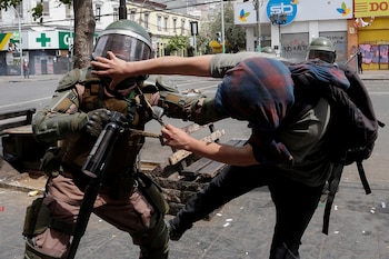 Un manifestante y un policía