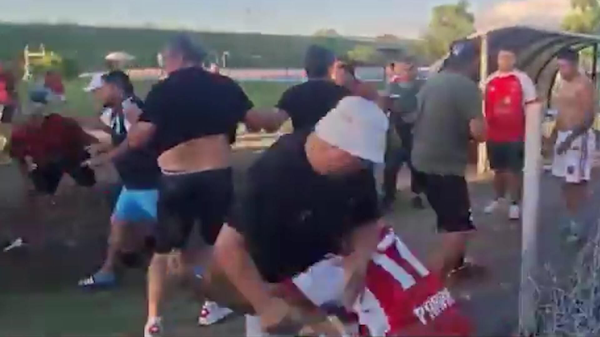 Brutal pelea entre facciones de Camioneros en un torneo de fútbol: la interna entre Hugo y Pablo Moyano detrás del conflicto