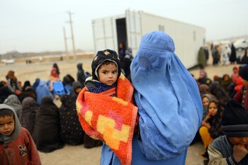 Un niño de ocho meses junto a su madre en Afganistán
© UNICEF/UN0280717/HASHIMI AFP- / HOSHANG HASHIMI