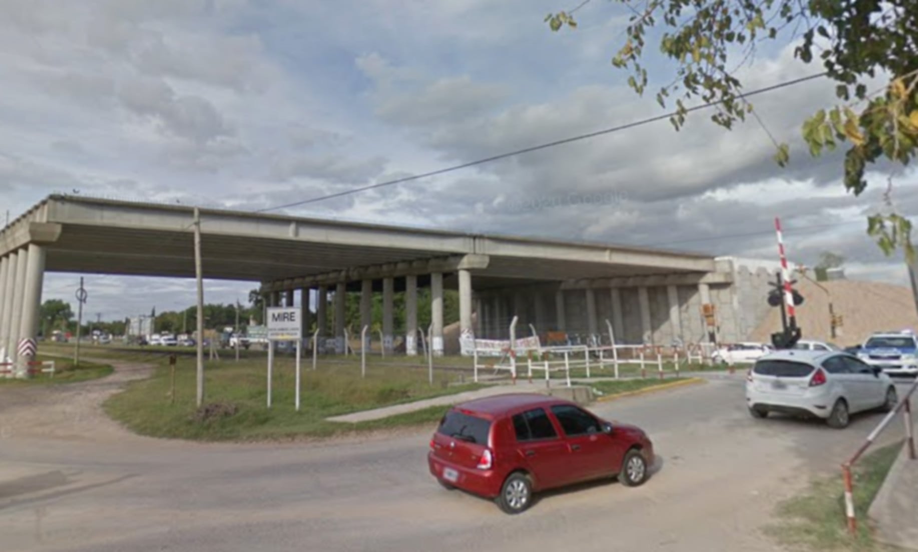 Vista del puente en Merlo donde un menor perdió la vida tras caer, generando conmoción en la localidad (Google Maps)