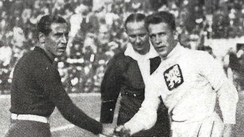 Dos árbitros expulsados, un juez que cenó con Benito Mussolini y una final polémica: la cara oculta del Mundial de 1934
