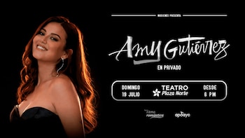 Retrato de la cantante Amy Gutiérrez sonriendo, con cabello largo y oscuro, arete plateado y blusa negra, sobre un fondo negro. Información de concierto