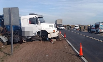 Equipes de emergência e bombeiros trabalharam no local de um acidente fatal na rodovia estadual 4, perto de La Carlota