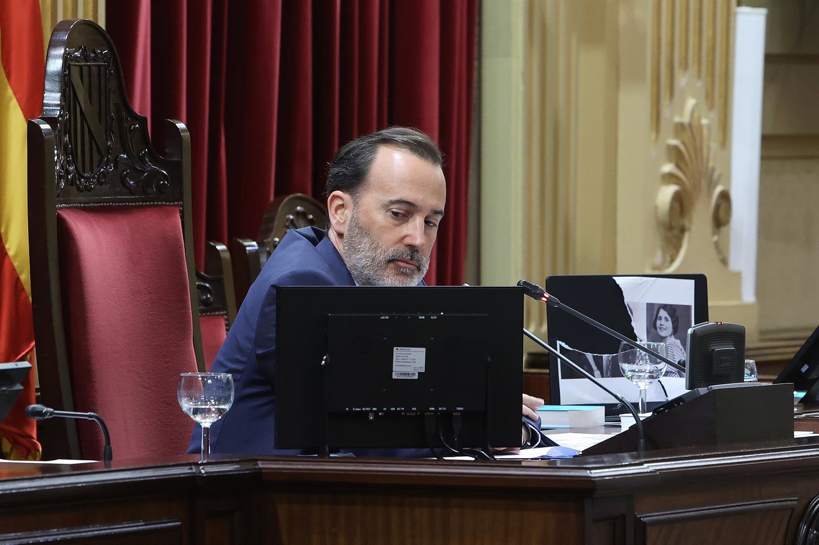 20/06/2024 El presidente del Parlament, Gabriel Le Senne, durante un pleno extraordinario en el Parlament balear, a 20 de junio de 2024, en Palma de Mallorca, Mallorca, Baleares (España). Durante la sesión plenaria, Prohens, ha informado sobre la constitución de la Mesa para el pacto por la sostenibilidad, en medio de la polémica desatada hoy después de que el presidente de la Cámara, Gabriel Le Senne, expulsara a las representantes del PSIB en la Mesa y rompiera una foto de Aurora Picornell, represaliada por el franquismo, en el transcurso del debate sobre la derogación de la ley de memoria.POLITICA Isaac Buj - Europa Press