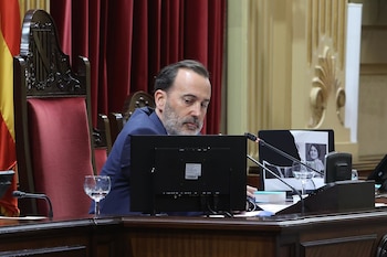 20/06/2024 El presidente del Parlament, Gabriel Le Senne, durante un pleno extraordinario en el Parlament balear, a 20 de junio de 2024, en Palma de Mallorca, Mallorca, Baleares (España). Durante la sesión plenaria, Prohens, ha informado sobre la constitución de la Mesa para el pacto por la sostenibilidad, en medio de la polémica desatada hoy después de que el presidente de la Cámara, Gabriel Le Senne, expulsara a las representantes del PSIB en la Mesa y rompiera una foto de Aurora Picornell, represaliada por el franquismo, en el transcurso del debate sobre la derogación de la ley de memoria.
POLITICA
Isaac Buj - Europa Press