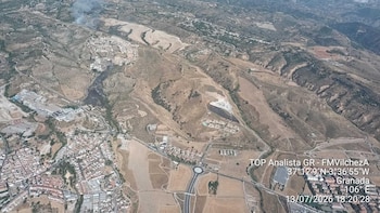Controlado un incendio forestal en un paraje de Jun que obligó a movilizar cinco medios aéreos