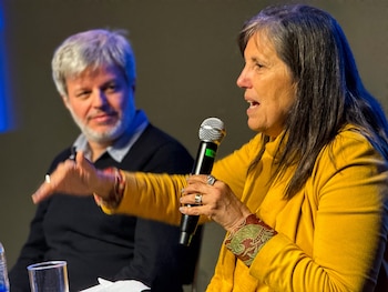 Claudia Piñeiro, Miguel Cohan, Keka Halvorsen discuten si toda adaptación es una traición en la Feria del Libro 2026. Modera Patricia Kolesnicov