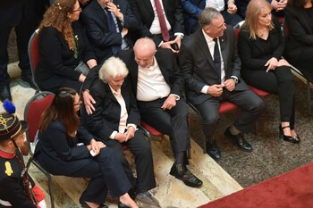 Lucia Topolansky se sienta junto