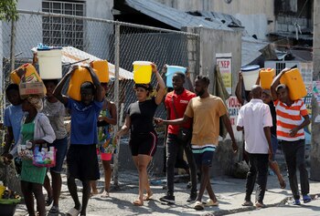 Personas van a buscan agua en medio de la crisis en Haití (REUTERS/Ralph Tedy Erol)