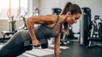 Una entrenadora personal de 62 años detalla 4 ejercicios para brazos y espalda que te mantendrán fuerte con la edad