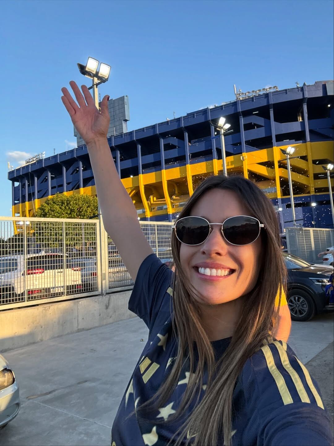 Antes de ingresar, Pampita posó frente al estadio y celebró la energía del clásico