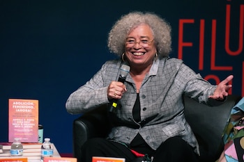 La activista política estadounidense Angela Davis habla durante una conferencia en la Universidad Nacional Autónoma de México, en la Ciudad de México, el miércoles 26 de agosto de 2026. (AP Foto/Eduardo Verdugo)