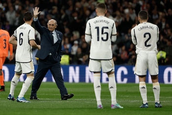 Pirri homenajeado en el Santiago Bernabéu. (EFE/Sergio Pérez)