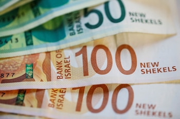 Se observan billetes del shékel israelí (REUTERS/Nir Elias)