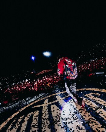 Junior H describe cómo "Ella"