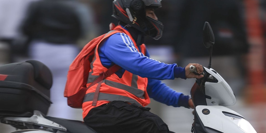 PNP advierte que aplicará multas a motociclistas cuya mochila cubra placa en chalecos - Infobae