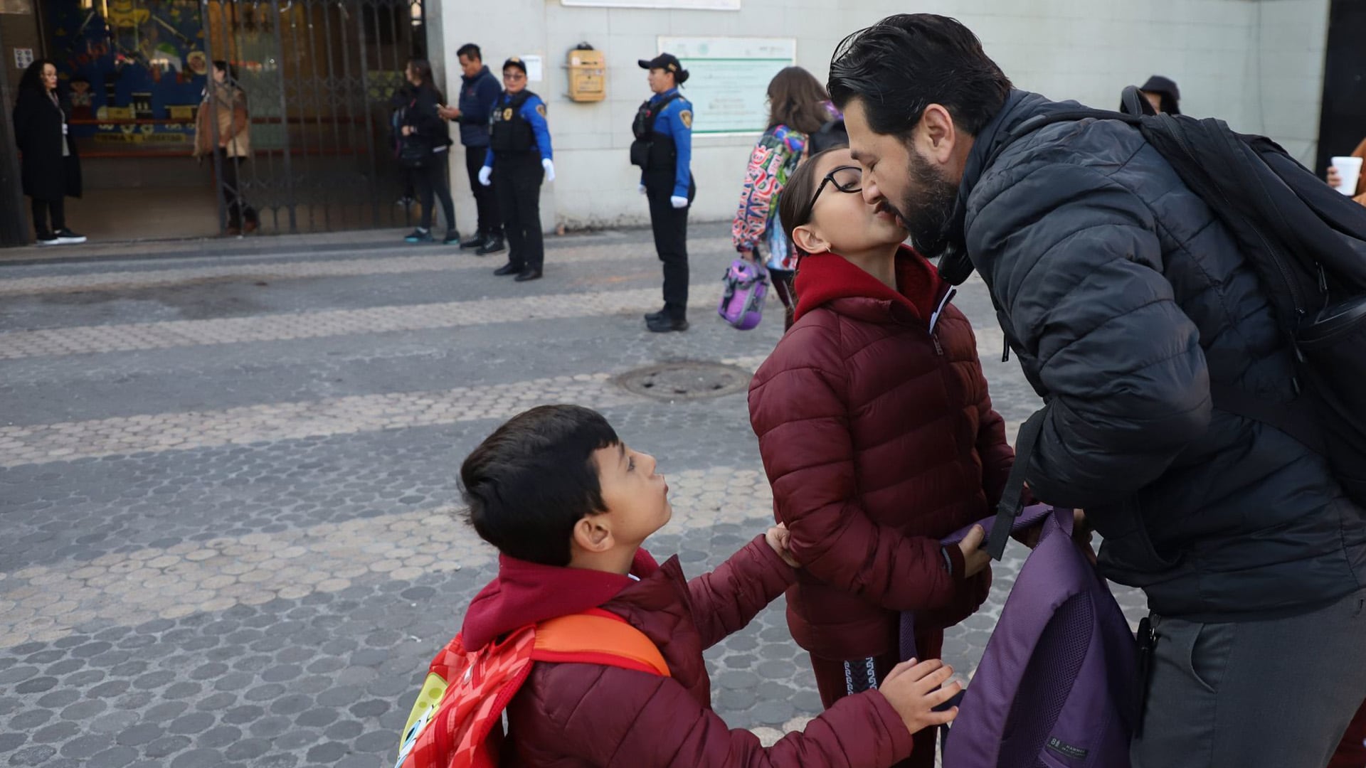 SIPINNA informa que publicar fotos del primer día de clases en redes sociales puede exponer datos personales de niñas, niños y adolescentes. |
Crédito: Cuartoscuro.