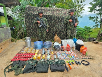 El arsenal incautado incluía once minas antipersonal y dos granadas adaptadas para su uso en drones - crédito Ejército