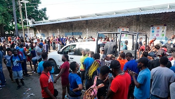 Alrededor de 2,000 migrantes permanecen