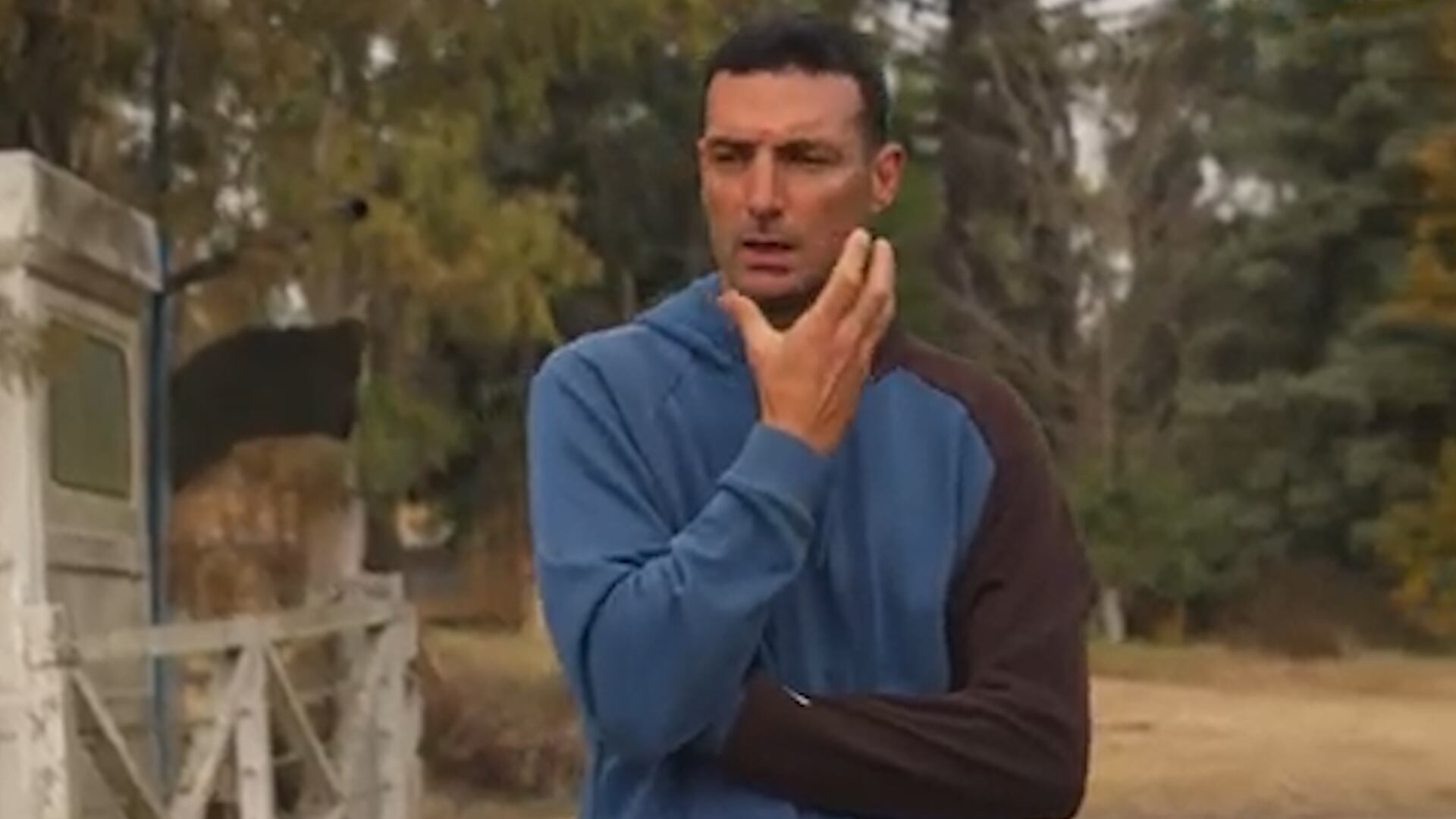 Lionel Scaloni recordó que su primer técnico fue Chiche Scaloni en Matienzo, donde su padre también fue dirigente, colaborador y entrenador.