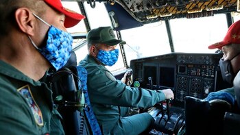 El ministro Padrino López entregando