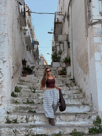 El look de Cami Homs para pasear por Ostuni