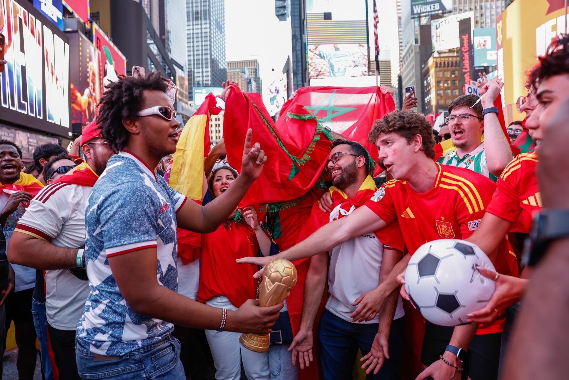 Las fan zones, las pantallas gigantes y más de 100 eventos gratuitos en parques, plazas y mercados públicos terminaron después de la final (EFE/EPA/KENA BETANCUR)