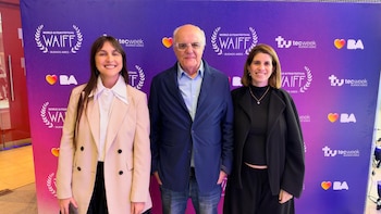 Martina Magaldi, jefa de Gabinete de la Dirección de Industrias Creativas del Ministerio de Desarrollo Económico de la Ciudad de Buenos Aires, el actor Juan Leyrado y Sabrina Slauscius, de la Dirección General de Industrias Creativas, Audiovisuales y Software del Ministerio de Desarrollo Económico porteño.