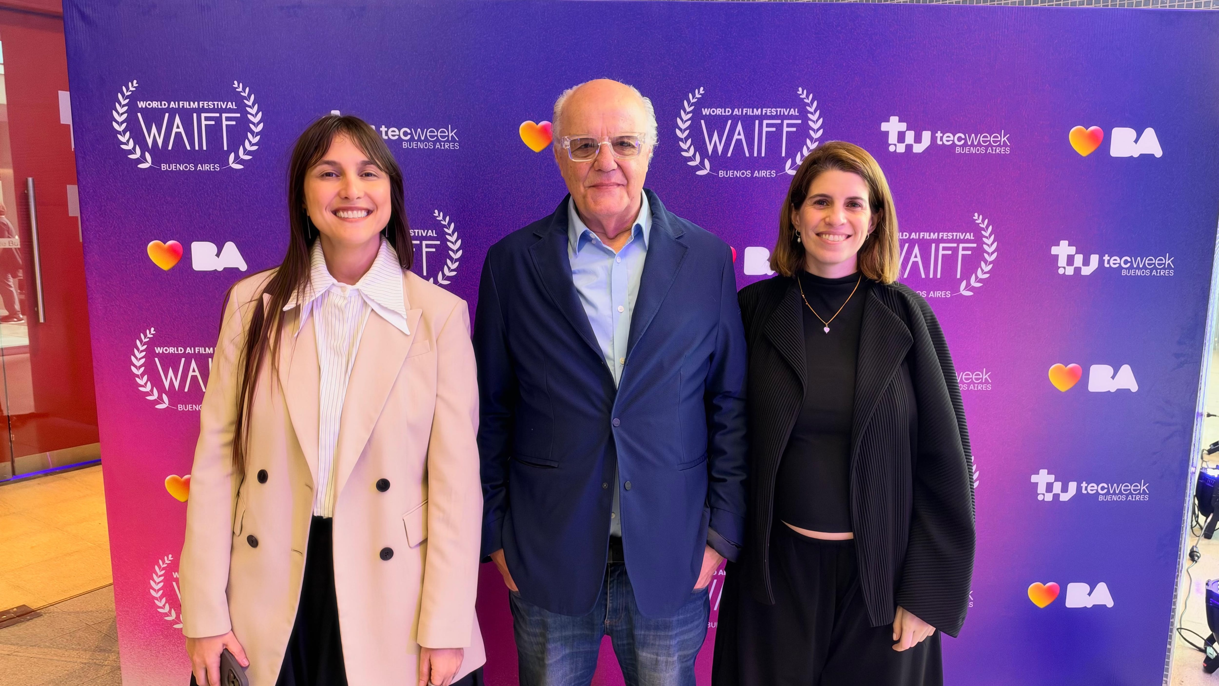 Martina Magaldi, jefa de Gabinete de la Dirección de Industrias Creativas del Ministerio de Desarrollo Económico de la Ciudad de Buenos Aires, el actor Juan Leyrado y Sabrina Slauscius, de la Dirección General de Industrias Creativas, Audiovisuales y Software del Ministerio de Desarrollo Económico porteño.