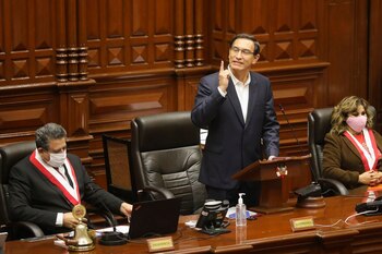 El presidente de Perú, Martín Vizcarra (c), en compañía del presidente del Congreso, Manuel Merino (i), declara ayer, viernes ante el pleno en Lima. EFE/Paolo Aguilar