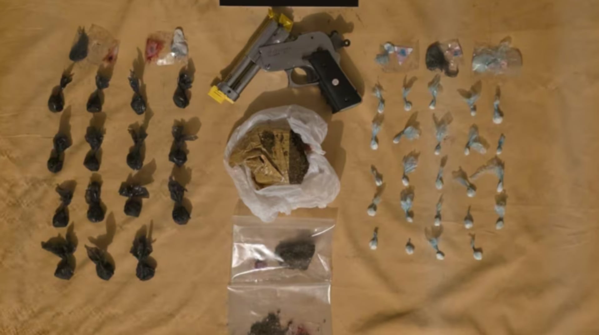 Material incautado durante un allanamiento en Córdoba, incluyendo diversas drogas y un arma de fuego (El Doce.tv)