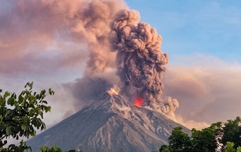 La actividad del volcán de Fuego podría formar un flujo de lava hacia la barranca Seca y generar corrientes de densidad piroclástica.