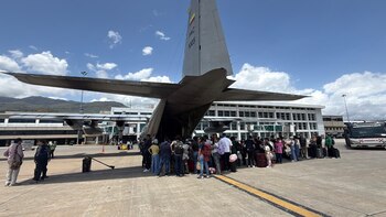 La carga transportó 680 kilogramos de medicamentos, carpas, colchonetas, kits de aseo, ocho toneladas de Bienestarina y 900 bolsas para manejo de fallecidos, según reportes citados - crédito Cancillería de Colombia