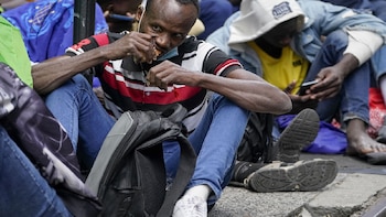 Numerosos migrantes permanecen día y