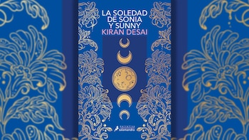 Cubierta del libro 'La soledad de Sonia y Sunny' con fondo azul oscuro, patrones florales dorados y una secuencia de fases lunares doradas