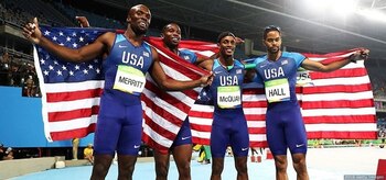 Le Shawn Merritt, Roberts, Tony McQuay y Arman Hall posan luego de imponerse en los 4 x 400 de Rio 2016.