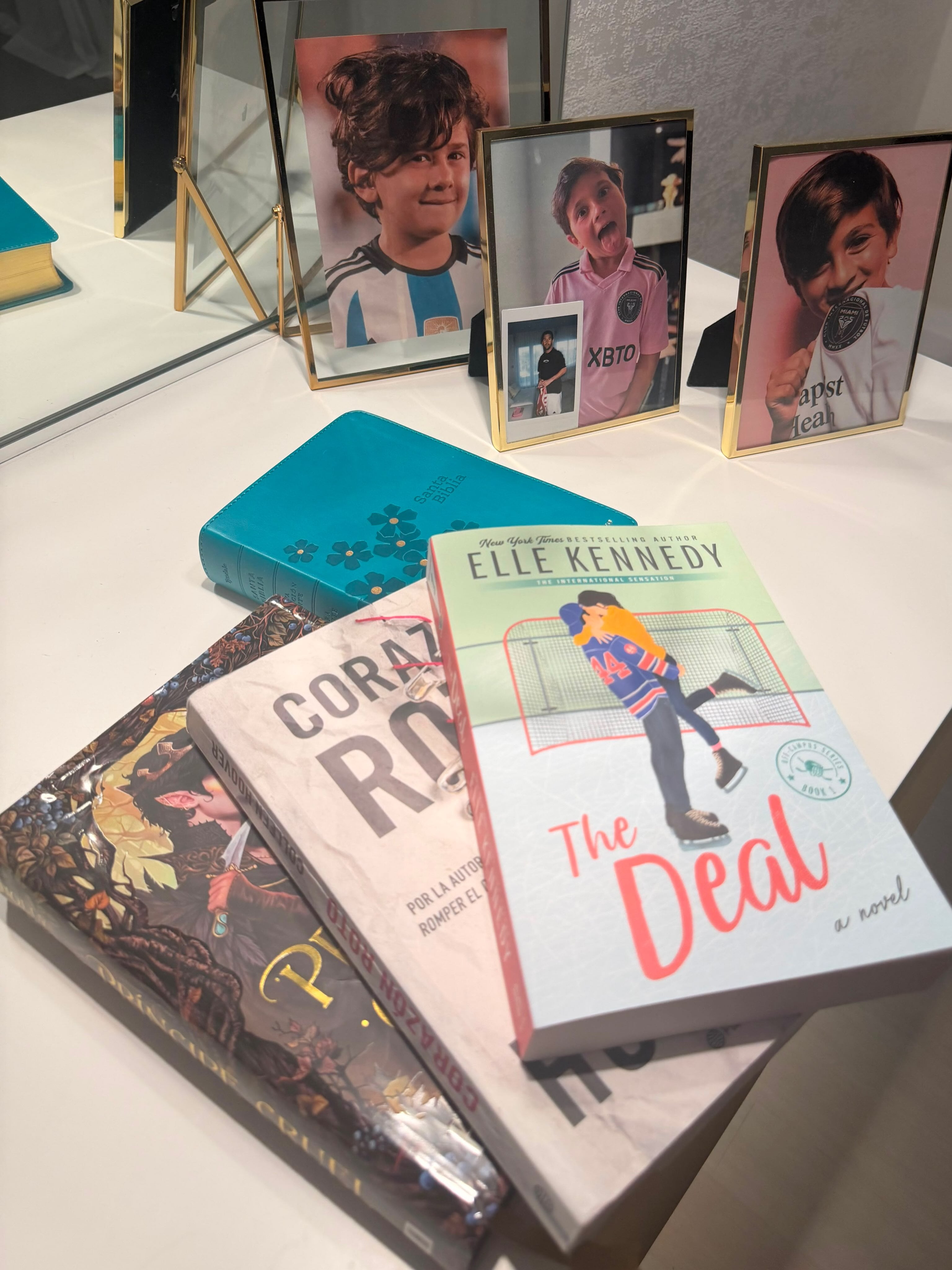 Una selección de libros y una Biblia permanecen sobre un mueble junto a retratos enmarcados de los hijos de Antonela Roccuzzo.