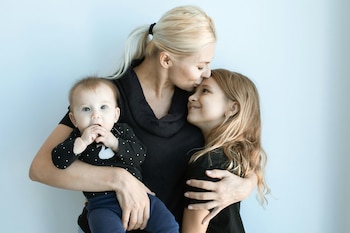 Una madre con dos niños