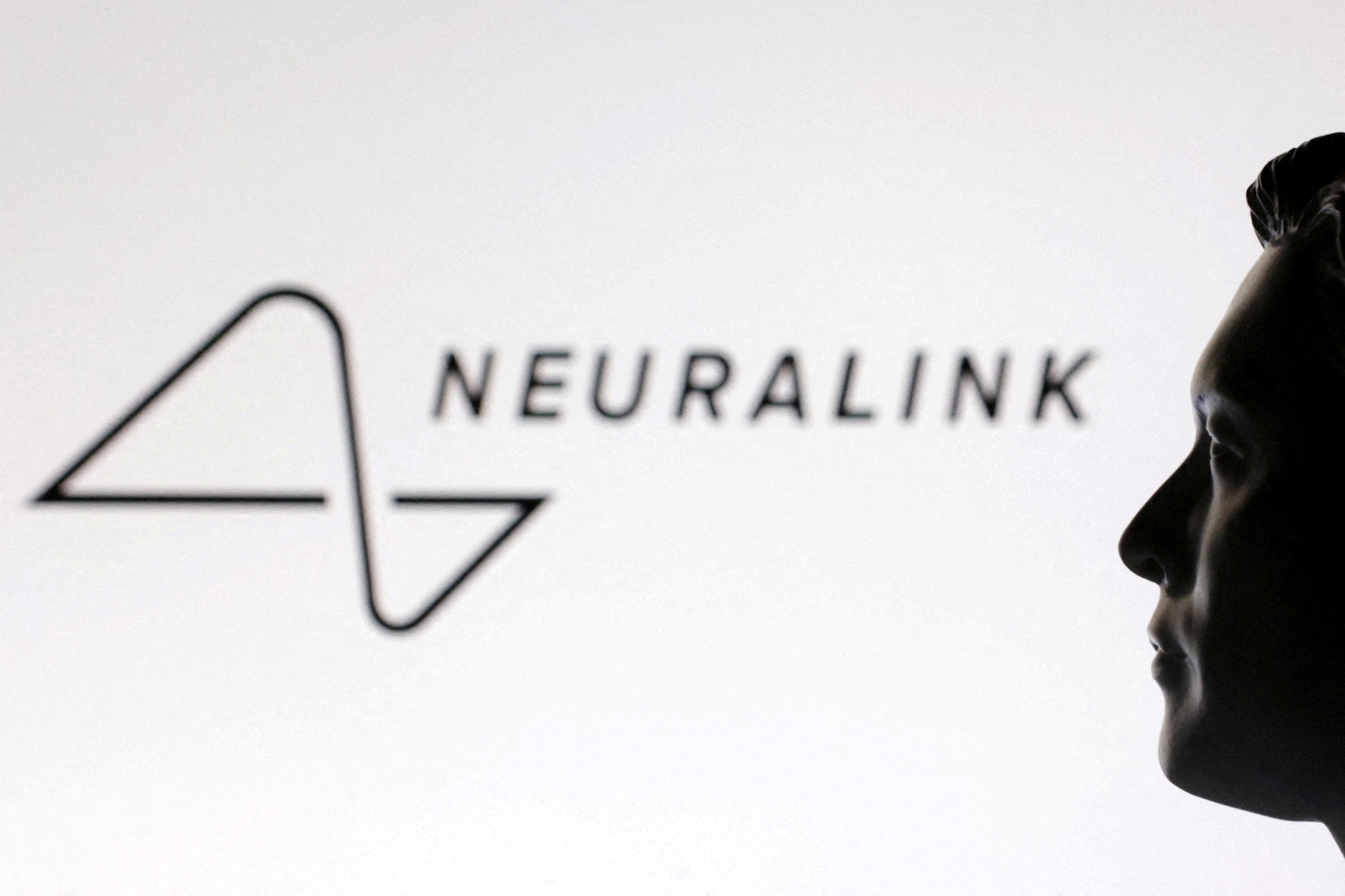La empresa Neuralink, fundada por Elon Musk, busca revolucionar la interfaz cerebro-computadora, con el objetivo de mejorar la calidad de vida de pacientes con enfermedades neurológicas mediante implantes cerebrales avanzados (REUTERS/Dado Ruvic/Illustration/File Photo)