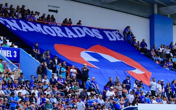 El inmueble donde el club cementero tuvo su primera sede histórica se llenó por completo de aficionados, incluyendo a la porra “Sangre Azul” (X@CruzAzul)