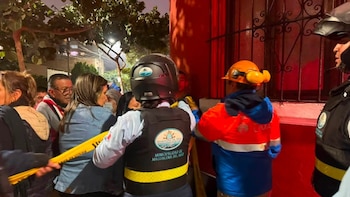 Un incendio nocturno en una vivienda del jirón Ayacucho provocó la evacuación de residentes y el despliegue de equipos de emergencia, que lograron controlar las llamas sin reportar víctimas mortales ni heridos graves