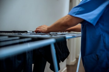 Una empleada del hogar realiza