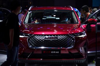 Gente con mascarillas revisa la tercera generación del vehículo urbano deportivo Haval H6 de GWM (Great Wall Motors) en la Exhibición Internacional del Automóvil de Pekín, o Auto China, luego de la pandemia de COVID-19, en Pekín, China. 27 de septiembre, 2020. REUTERS/Tingshu Wang