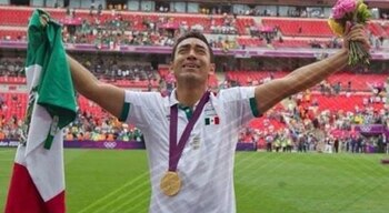 Marco Fabián con el oro